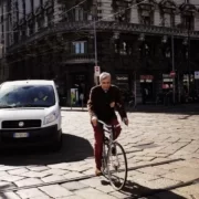 man-pedestrian-road-street-car-bike-742722-pxhere Велосепидист в Милане